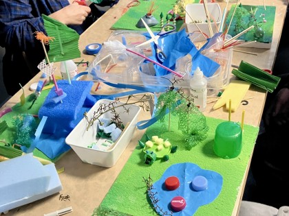 De Afvaljuf - Kinderrijk - plastic afval speeltuin