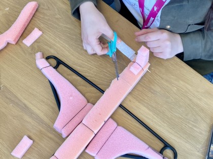 De Afvaljuf - Kinderrijk - plastic afval vliegtuig