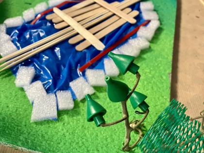 De Afvaljuf - Kinderrijk - plastic afval speeltuin