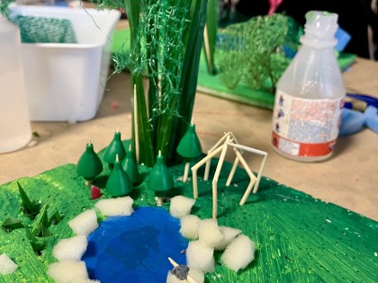 De Afvaljuf - Kinderrijk - plastic afval speeltuin