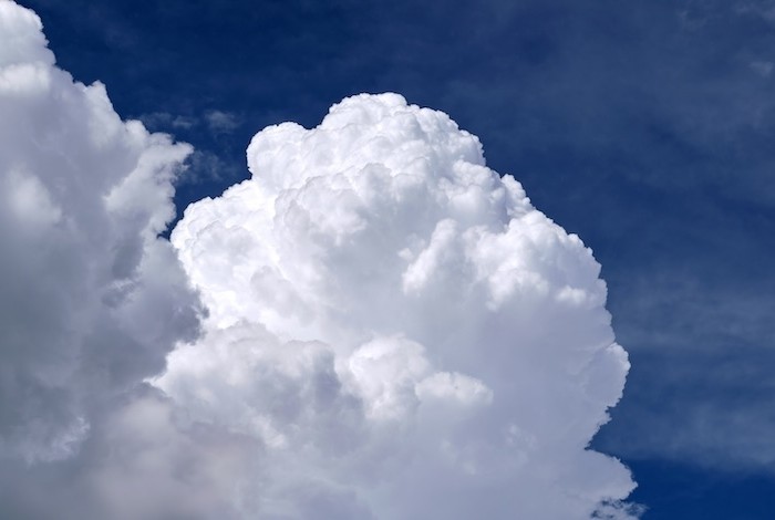 donkere wolken met opklaringen erachter