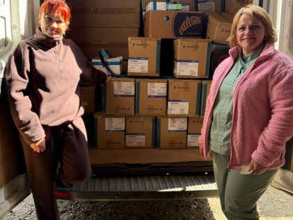Yulya Sokol en een medewerkster van een ziekenhuis in Kiyv met gedoneerde medische goederen van Skin