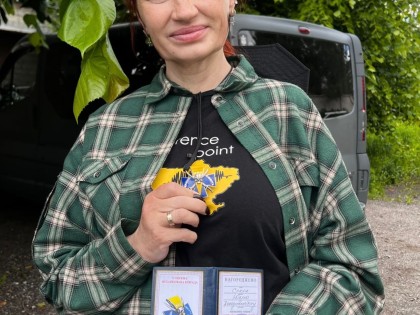 Yulya Sokol ontvangt tijdens haar hulptocht naar Charkiv een medaille en oorkonde van de Oekraiense overheid