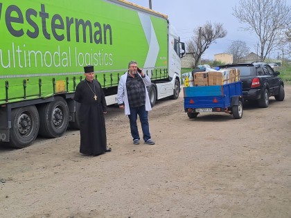 Een geestelijke van de kerk en de arts van het ziekenhuis zijn bij de ontvangst van het transport