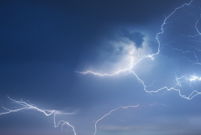 donkere wolken met opklaringen erachter