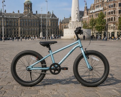 Fiets op het stadsplein in Amsterdam