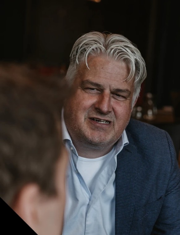 Financieel adviseur in gesprek met een ondernemer aan tafel, als illustratie van persoonlijk financieel advies en strategische begeleiding voor MKB en zzp’ers.