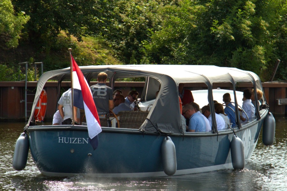 The BIG Sloop is alleen met schipper te huur.