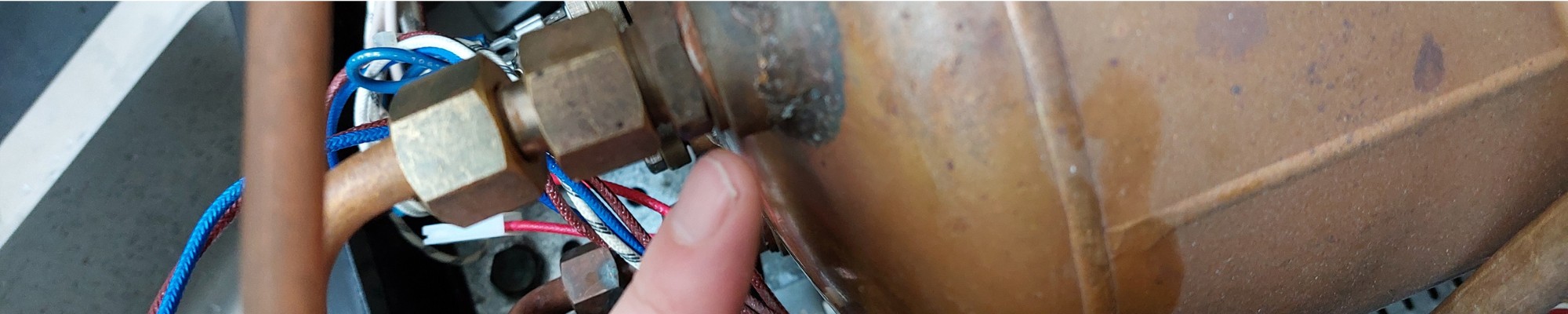 Een close up van de boiler in een espressomachine