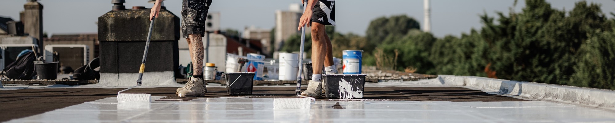 Dak witten voor verduurzaming van een bedrijfspand