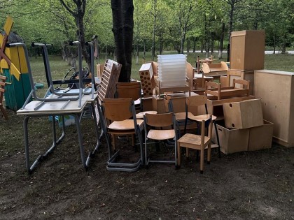 Schoolmeubelen voor de school in Stradch