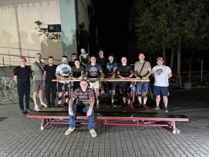 Vrijwilligers in Stradch die hielpen met het uitladen