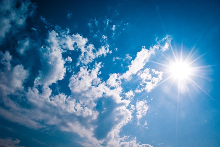 Zon en wolken
