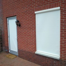 Screen voor woonkamerraam en raamdoek op de deur in Opheusden