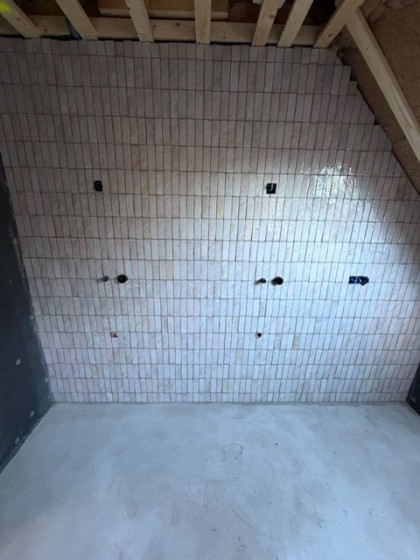 Tegelwerk in Nijkerk door Tegelwerken Erwin Bout | Langwerpige tegels verticaal getegeld