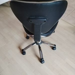 Chaise de bureau roulante 