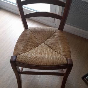 Chaise en bois rustique 