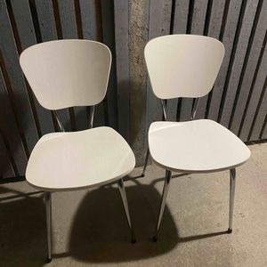 2 chaises en Formica blanches vintage