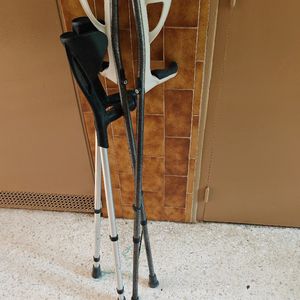 Deux paires de béquilles