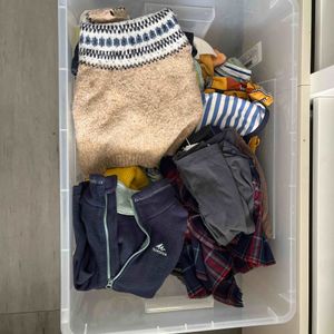 Sac rempli de vetements enfants