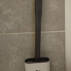 Brosse WC ( a été javelisée pour le don)