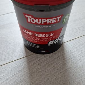 Enduit pour reboucher les trous