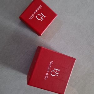 Boîte vide pour boucles d'oreilles.
