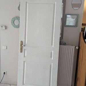 Porte blanche d'intérieur 