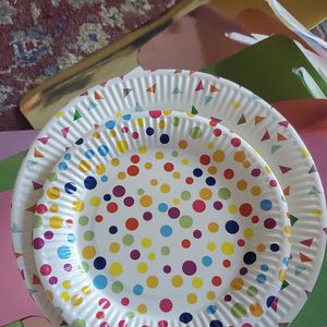 Lot d'assiettes et verres en carton multicolore 
