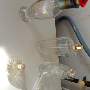 Je donne ses bouteilles vide de parfum 