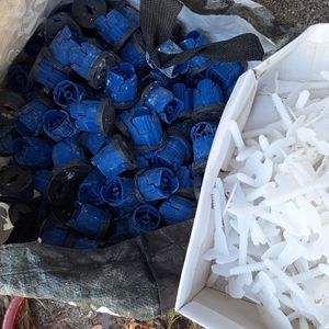 Environ 150 croisillons auto nivelants pour carrel