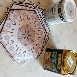 11 dalles en vinyle à coller, peinture cuisine et 