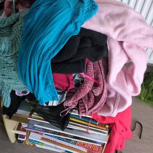 Donne de nombreux habits 