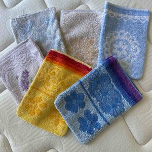 Donne un lot de 6 gants de toilettes 