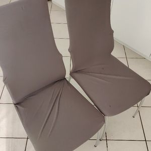 2 chaises. 