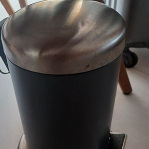 Petite poubelle pour sdb ou wc