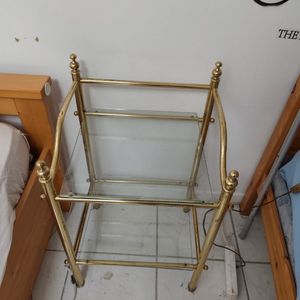 Table de chevet il y en a deux identiques 