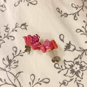 Boucles d’oreille grenouilles roses