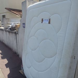 Donne matelas et sommier 