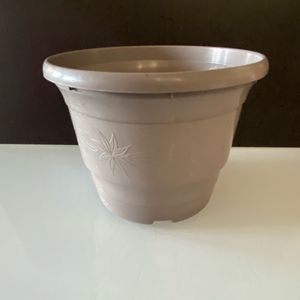 Pot de fleurs gris avec motifs 