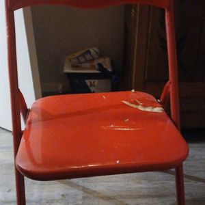 Chaise rouge Bon état sauf assise à refaire 