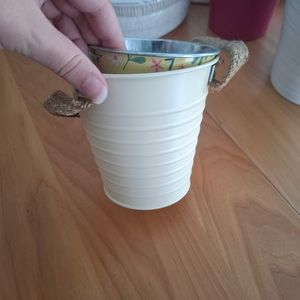 Caches pots jaunes