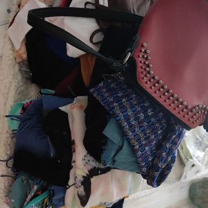 Don de vêtements et un sac