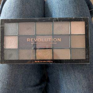 Palette de fards à paupières, Revolution