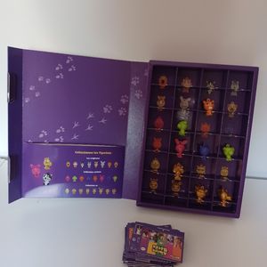 Boîtier avec figurines et cartes