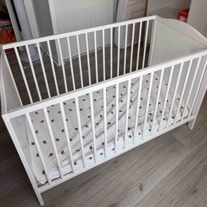 Lit bébé en bon état général 