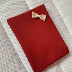 Petite pochette rouge avec un nœud papillon blanc 