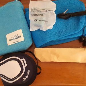Masque,chaussettes, brosse à dents, écouteurs.
