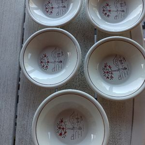 Lot 4 assiettes creuses et 1 saladier