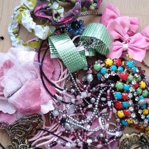 Lot bijoux et accessoires cheveux 